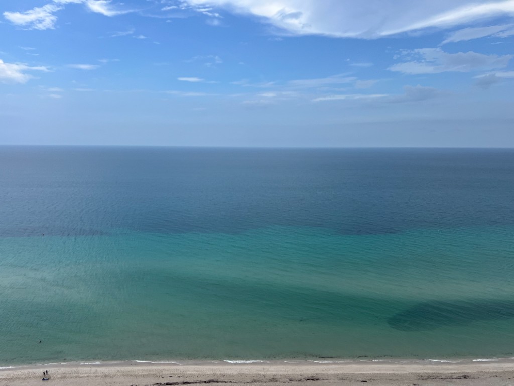 Turquoise Atlantic Ocean horizon