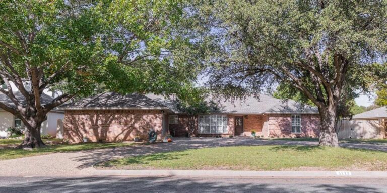 REAL ESTATE: Easy Living with Golf Course Views 4 REAL ESTATE: Easy Living with Golf Course Views