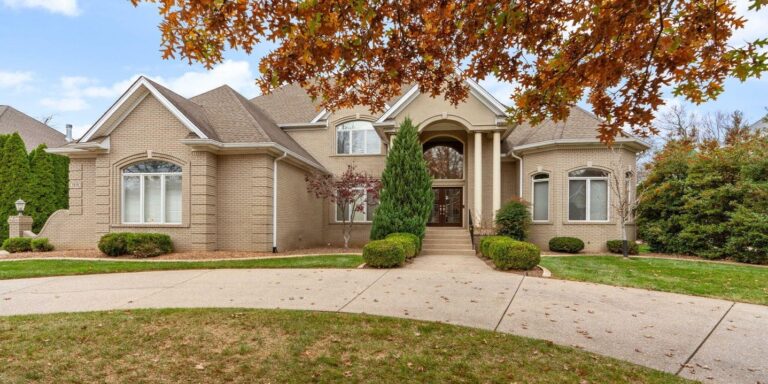 Crystal chandeliers and grand foyers: Check out these four $1M+ homes for sale near Louisville 4 Crystal chandeliers and grand foyers: Check out these four $1M+ homes for sale near Louisville