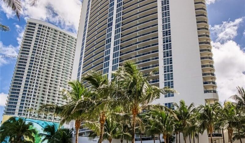 Magnificent condo with breathtaking ocean view