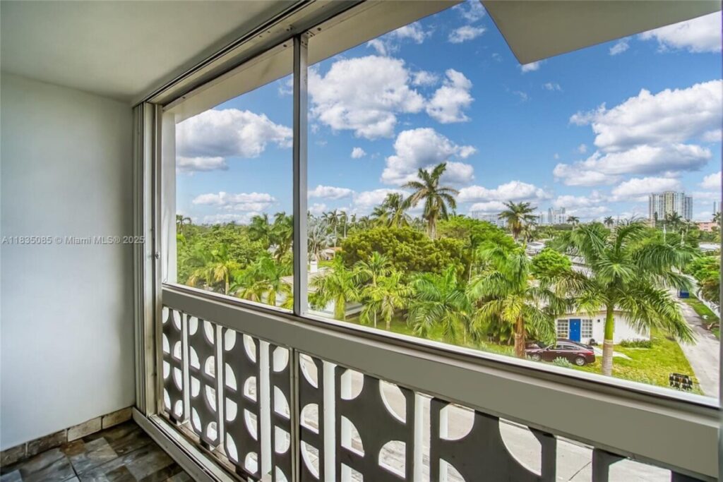 407 Turf condo closed pic