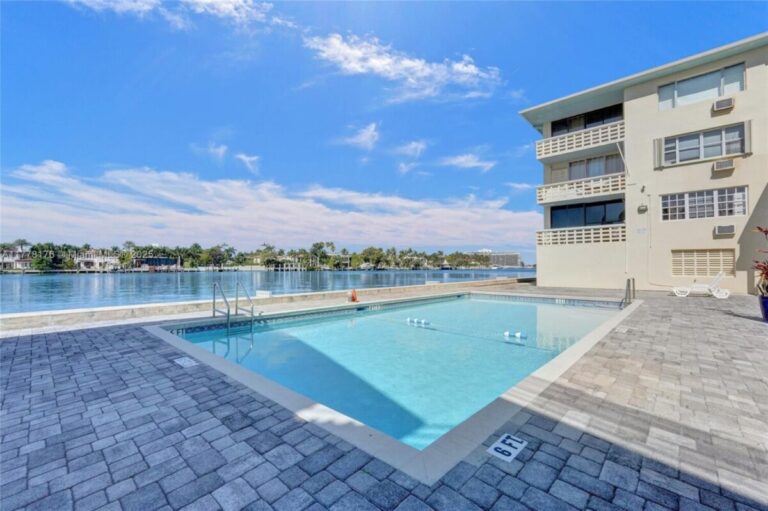 Closed Deal 2025:whos the lucky buyer of this coop in Miami Beach? 10 Closed Deal 2025:whos the lucky buyer of this coop in Miami Beach?